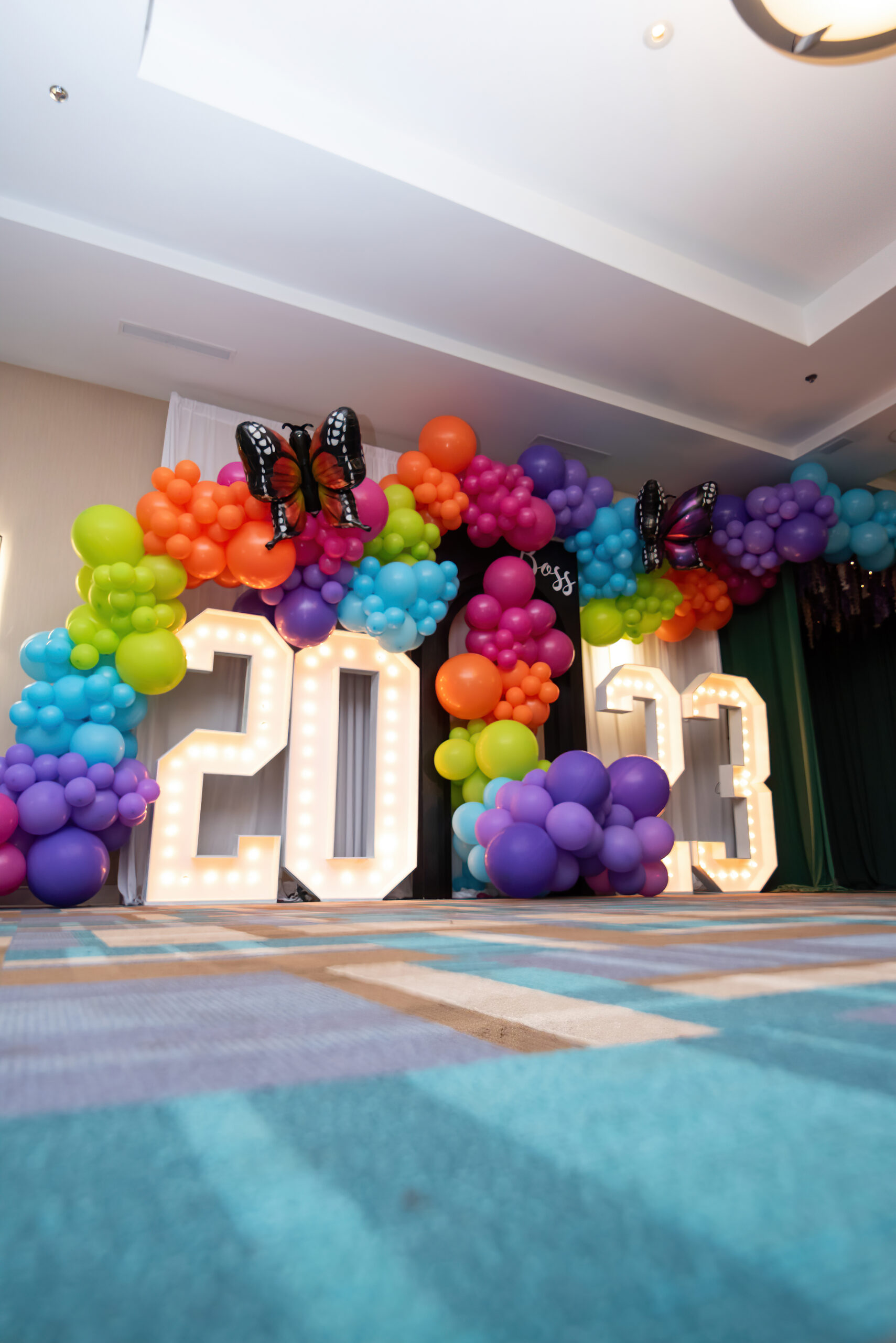 Organic balloon decor by Balloon Man for a family celebration