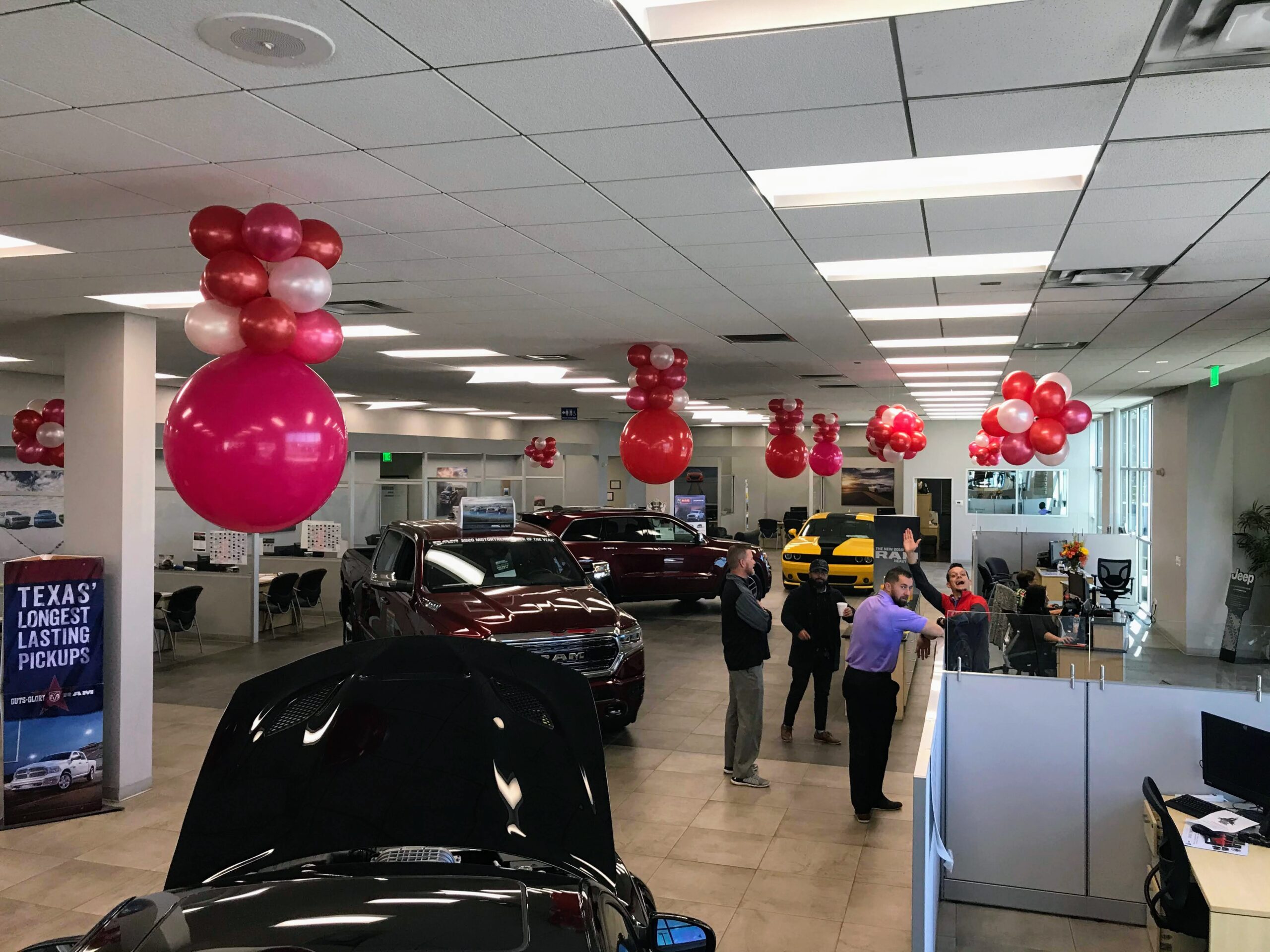Recurring auto dealership balloon decor