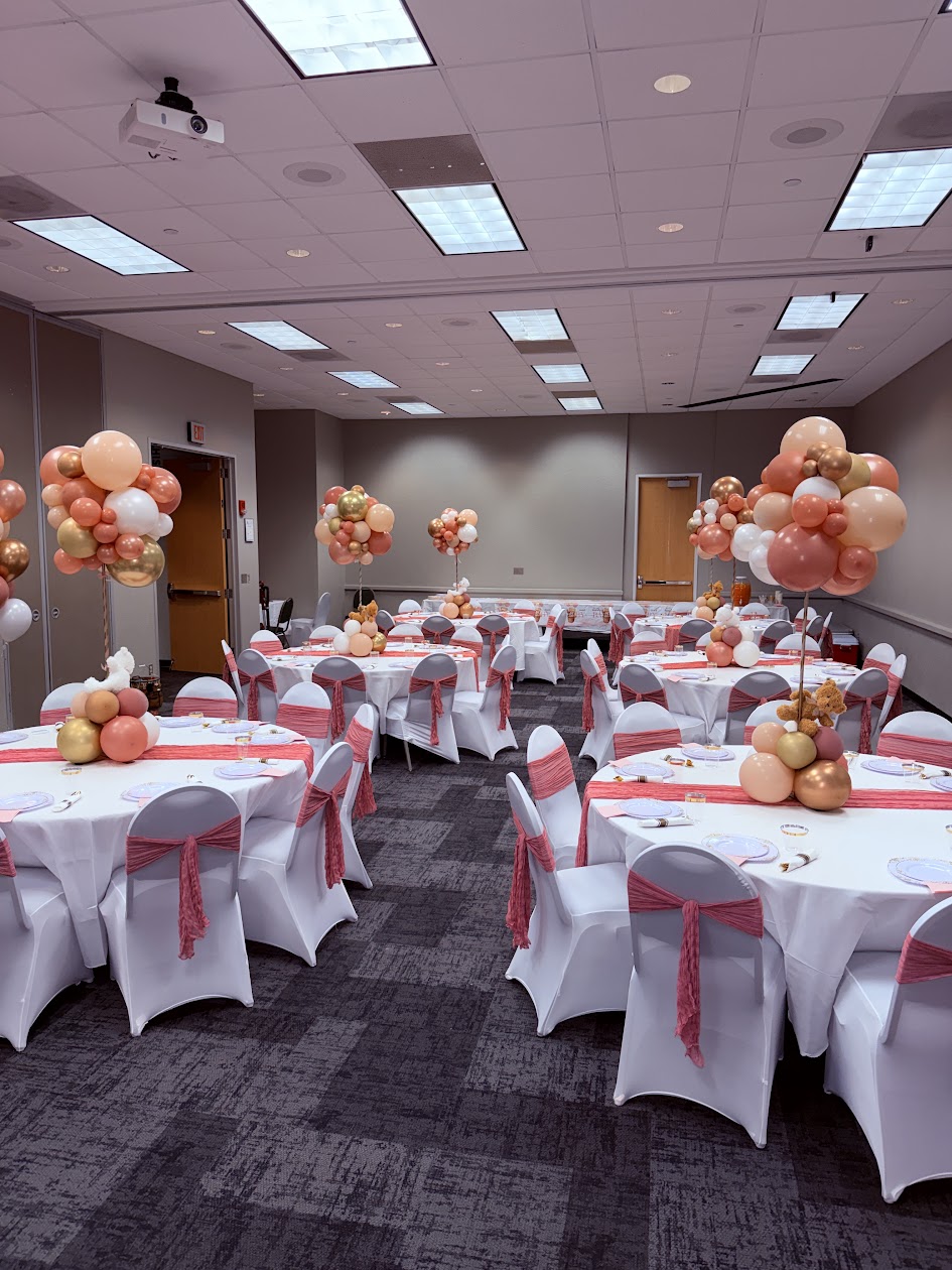 Baby shower balloon centerpiece created by Balloon Man