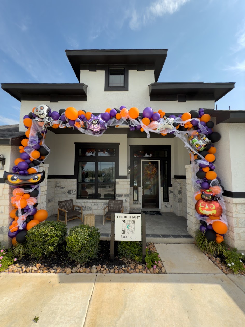 Halloween balloon arch created by Balloon Man