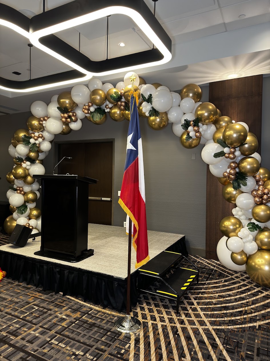 Organic balloon arch installation by Balloon Man