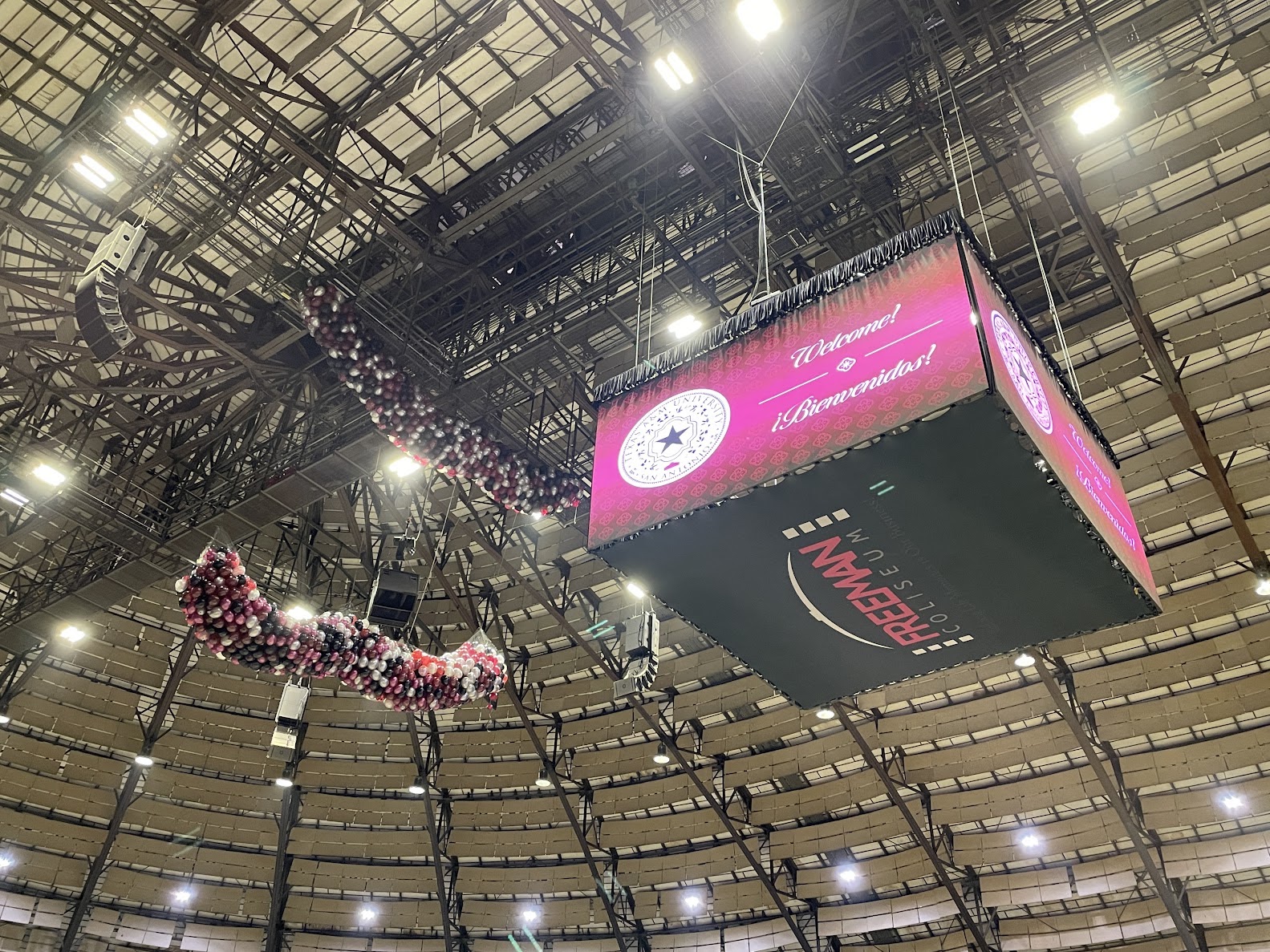 Balloon drop installation example by Balloon Man