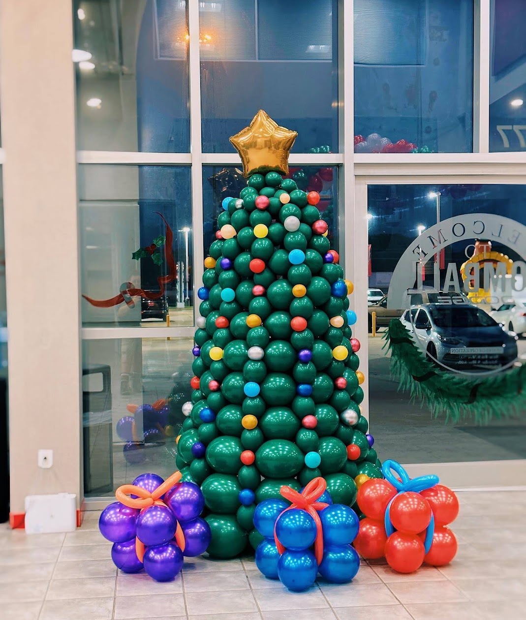 Christmas tree balloon sculpture created by Balloon Man