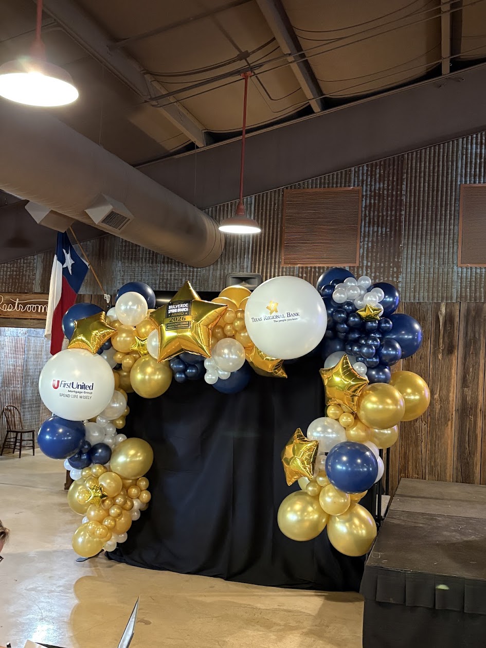 Custom organic balloon garland created by Balloon Man