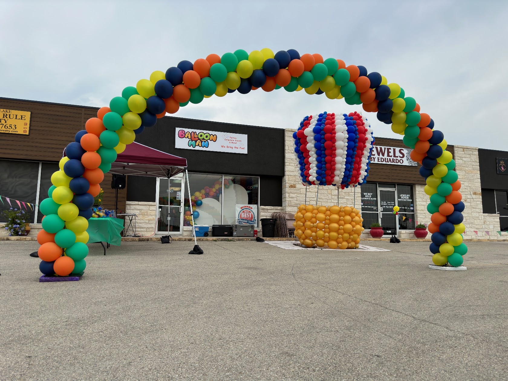 Balloon arch in Canyon Lake design inspiration for event entrances