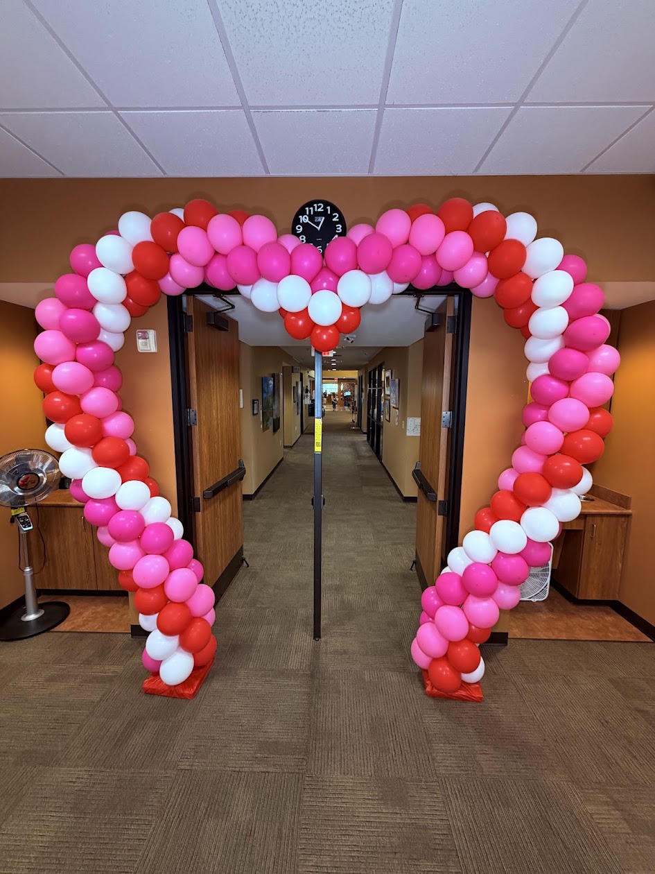Heart shaped balloon arch created by Balloon Man