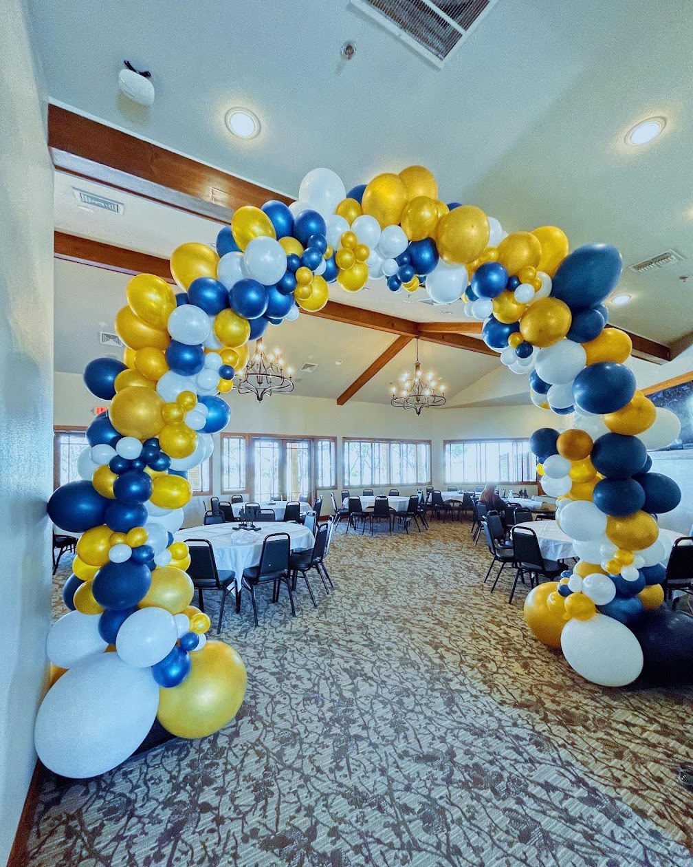 Organic balloon arch design by Balloon Man