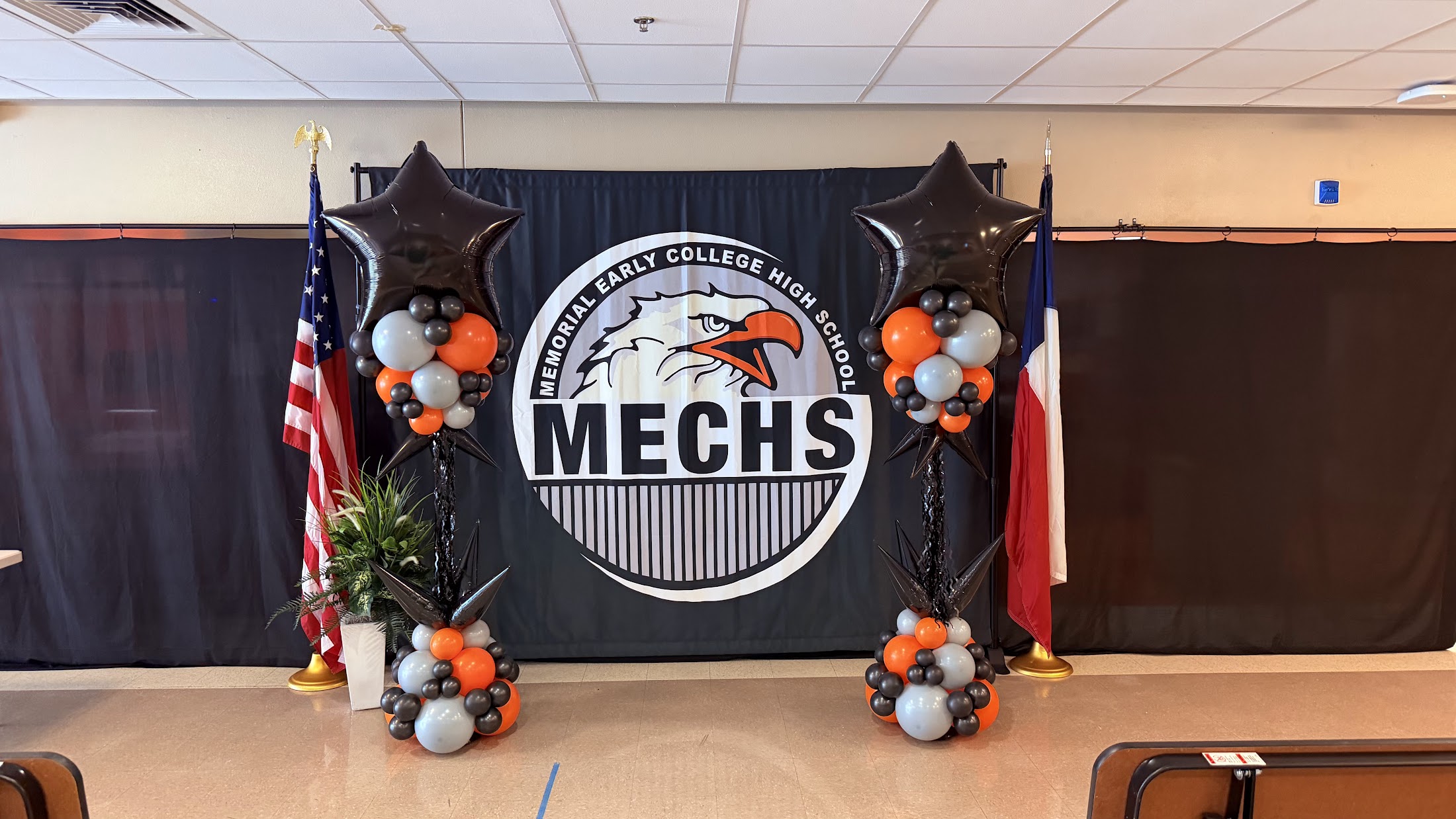 Balloon decor for a school celebration by Balloon Man