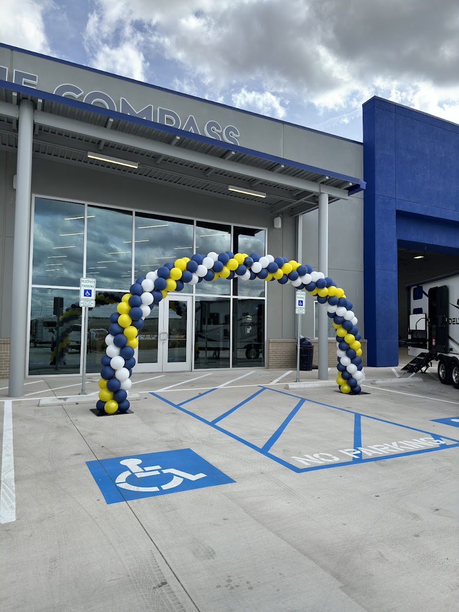 Showroom balloons in Wimberley design inspiration by Balloon Man