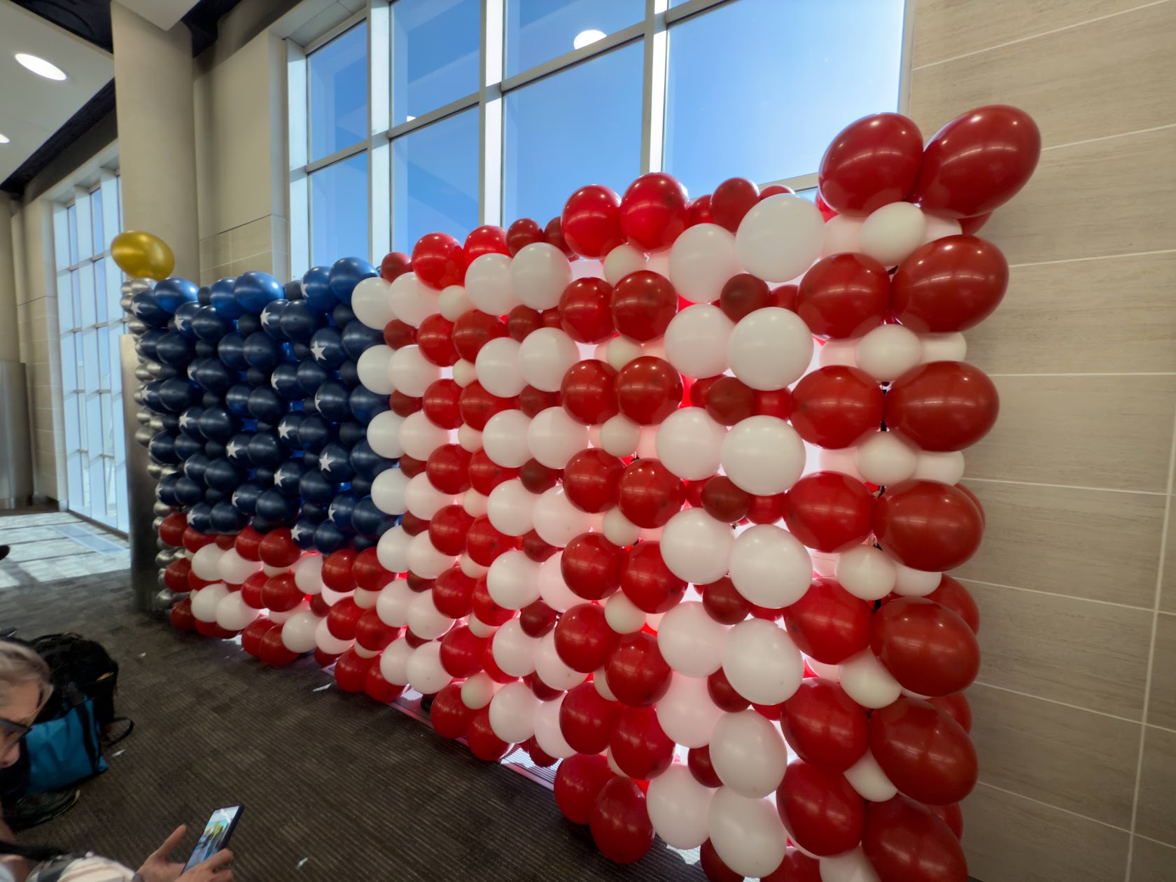 Patriotic USA flag balloon sculpture by Balloon Man